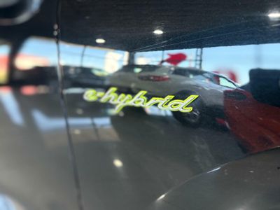 Porsche Cayenne Coupé E-Hybrid Platinum Edition  La edición Platinum añade un toque de exclusividad con detalles en platino satinado, llantas RS Spyder Design de 21 pulgadas y otros elementos de diseño específicos. 