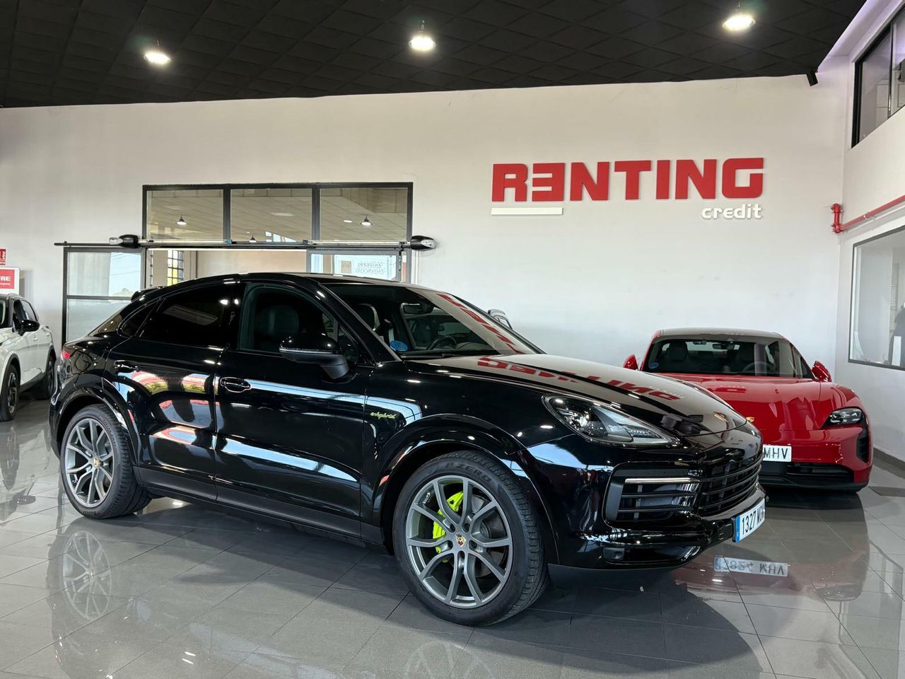 Porsche Cayenne Coupé E-Hybrid Platinum Edition  La edición Platinum añade un toque de exclusividad con detalles en platino satinado, llantas RS Spyder Design de 21 pulgadas y otros elementos de diseño específicos.  - Foto 2