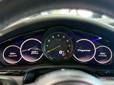 Porsche Cayenne Coupé E-Hybrid Platinum Edition  La edición Platinum añade un toque de exclusividad con detalles en platino satinado, llantas RS Spyder Design de 21 pulgadas y otros elementos de diseño específicos. 