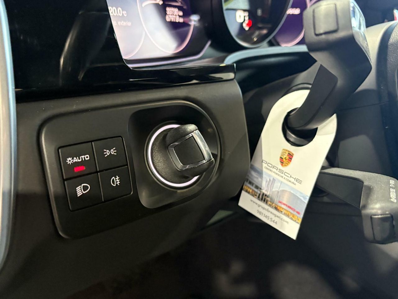 Porsche Cayenne Coupé E-Hybrid Platinum Edition  La edición Platinum añade un toque de exclusividad con detalles en platino satinado, llantas RS Spyder Design de 21 pulgadas y otros elementos de diseño específicos.  - Foto 2