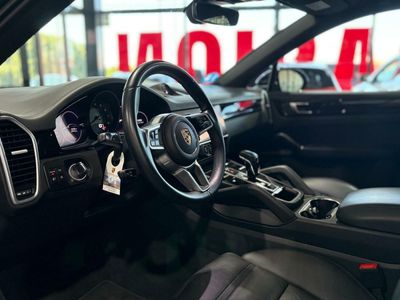 Porsche Cayenne Coupé E-Hybrid Platinum Edition  La edición Platinum añade un toque de exclusividad con detalles en platino satinado, llantas RS Spyder Design de 21 pulgadas y otros elementos de diseño específicos. 