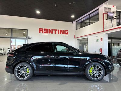 Porsche Cayenne Coupé E-Hybrid Platinum Edition  La edición Platinum añade un toque de exclusividad con detalles en platino satinado, llantas RS Spyder Design de 21 pulgadas y otros elementos de diseño específicos. 