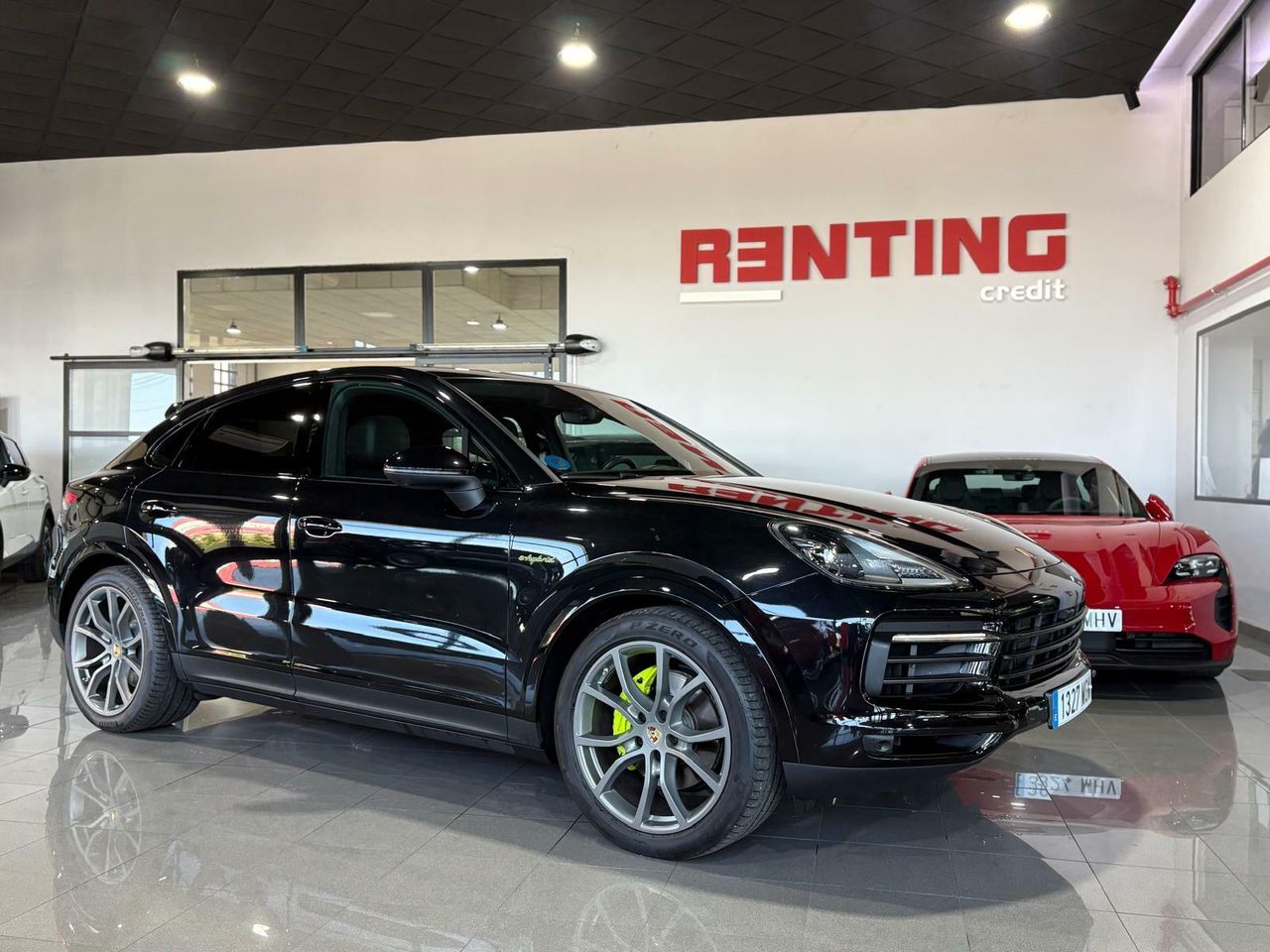 Porsche Cayenne Coupé E-Hybrid Platinum Edition  La edición Platinum añade un toque de exclusividad con detalles en platino satinado, llantas RS Spyder Design de 21 pulgadas y otros elementos de diseño específicos.  - Foto 2