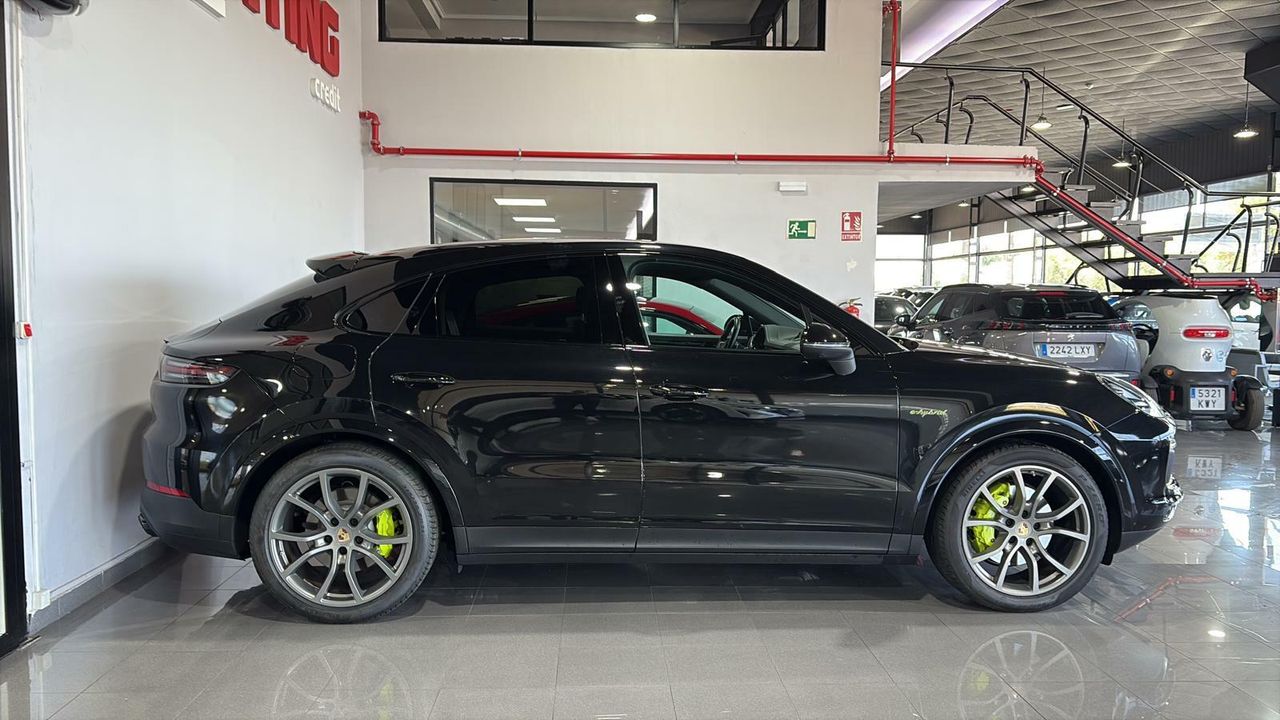 Porsche Cayenne Coupé E-Hybrid Platinum Edition  La edición Platinum añade un toque de exclusividad con detalles en platino satinado, llantas RS Spyder Design de 21 pulgadas y otros elementos de diseño específicos.  - Foto 2