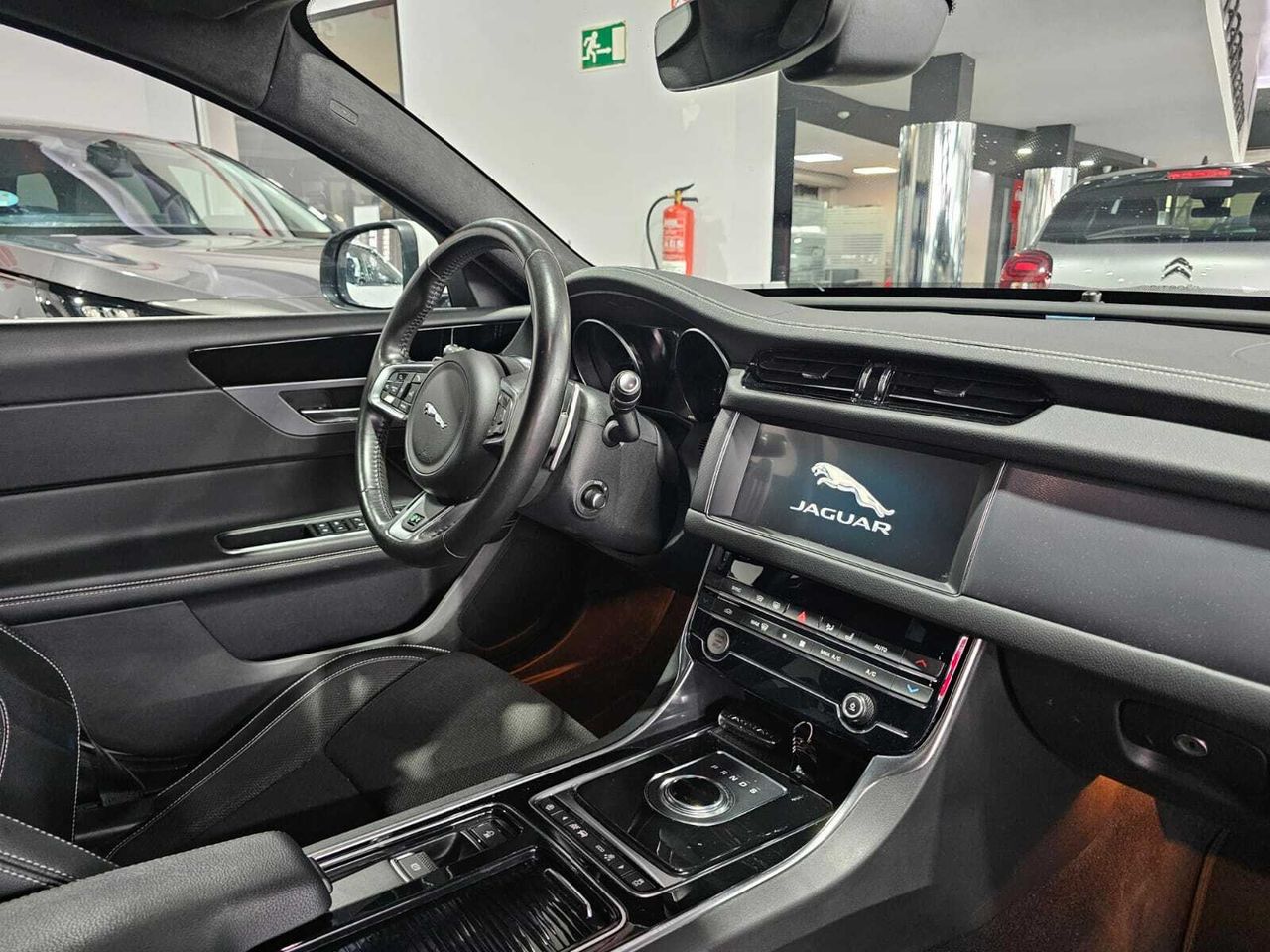 Jaguar XF 2.0D 180CV RSPORT AWD AUTO.  - Foto 2