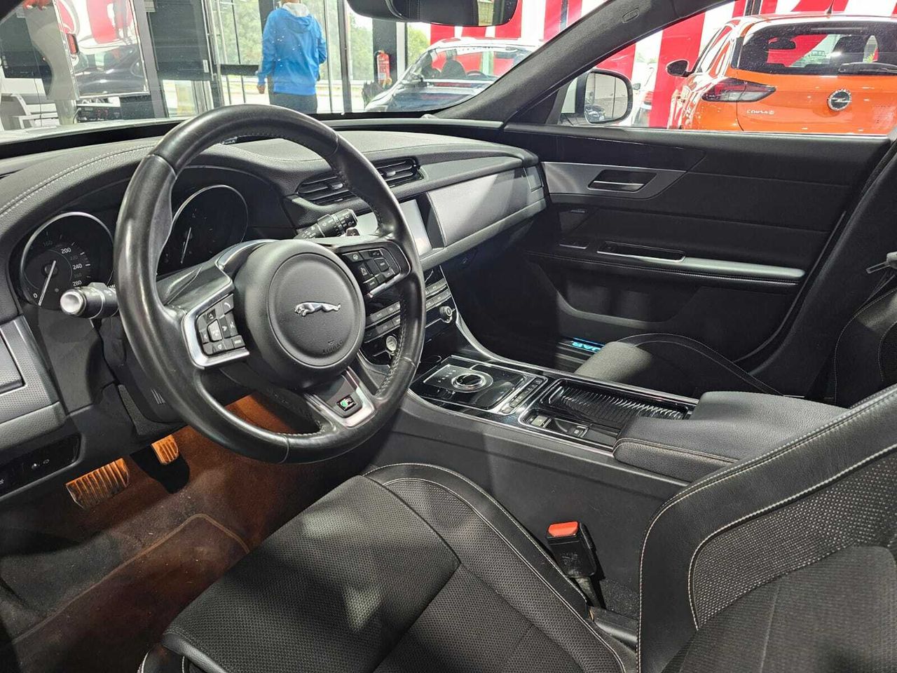 Jaguar XF 2.0D 180CV RSPORT AWD AUTO.  - Foto 2