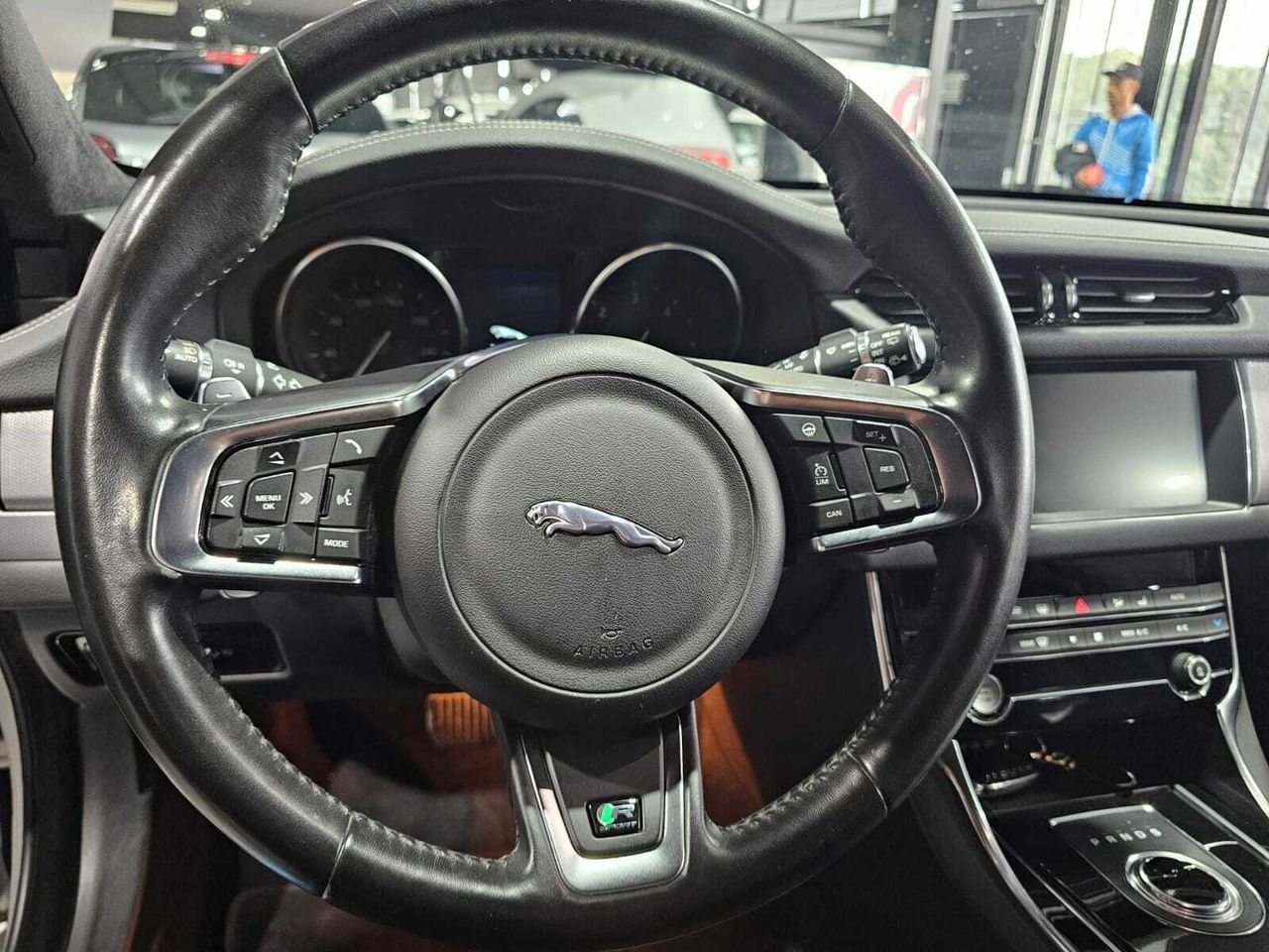 Jaguar XF 2.0D 180CV RSPORT AWD AUTO.  - Foto 2