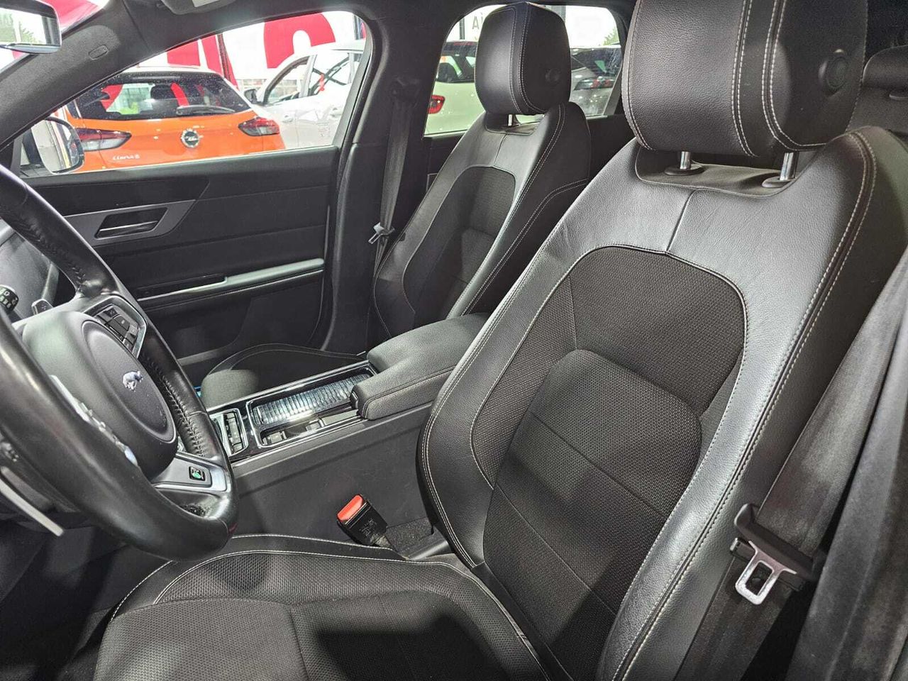 Jaguar XF 2.0D 180CV RSPORT AWD AUTO.  - Foto 2