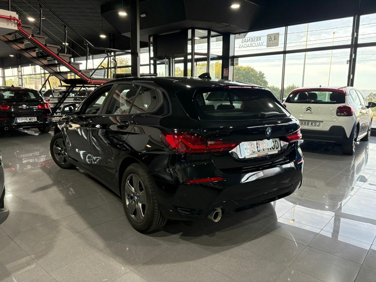 BMW Serie 1  SERIES HATCH 1.5 118I (100KW) Opcionales: 2.157 € - Foto 2