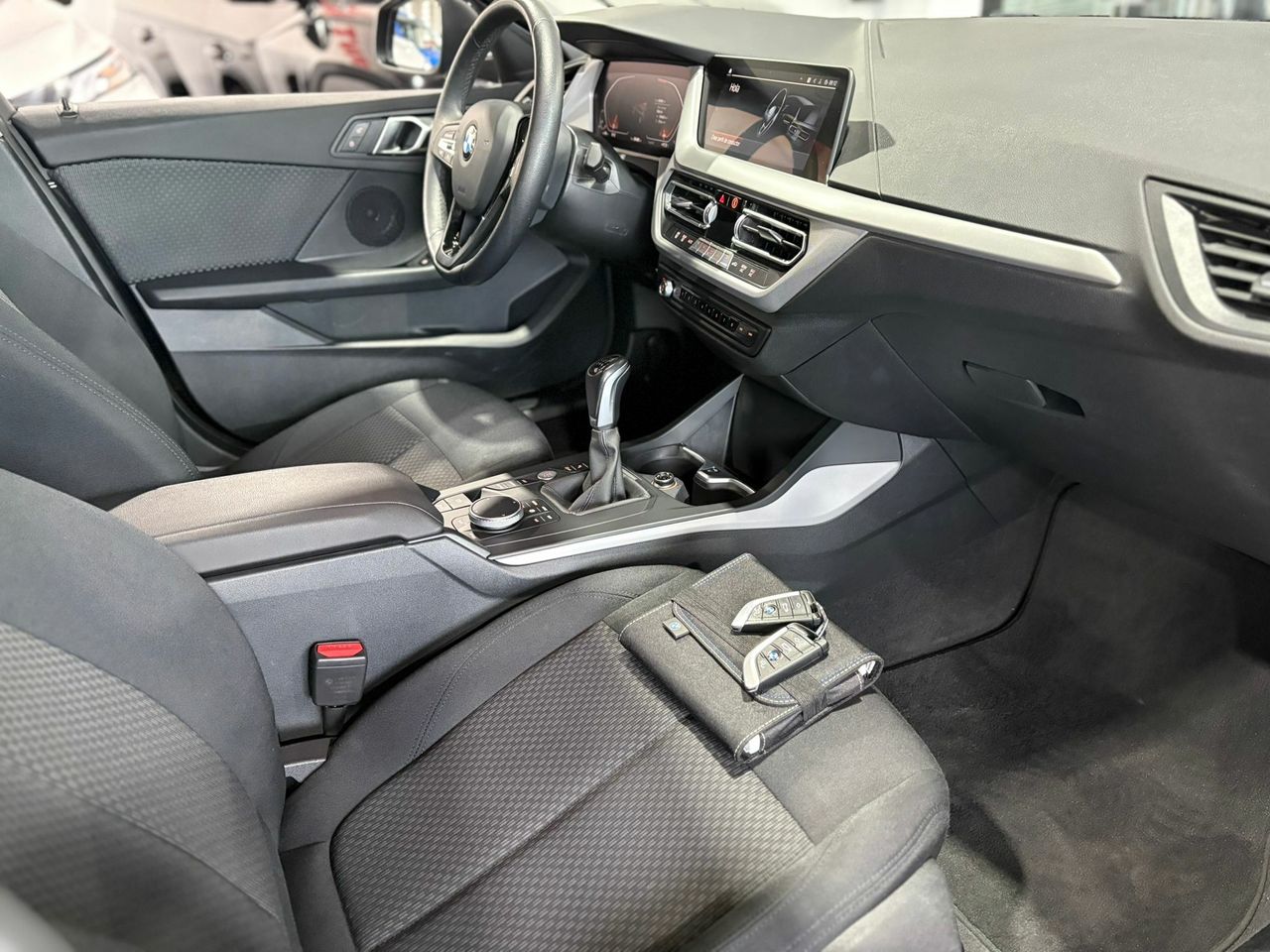 BMW Serie 1  SERIES HATCH 1.5 118I (100KW) Opcionales: 2.157 € - Foto 2