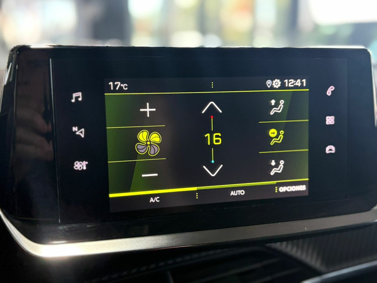 Peugeot 2008 ALLURE PACK PURETECH 130 S&S 6 VEL. MAN TAPICERÍA COZY NEGRO CON PESPUNTES EN AZUL - Foto 2