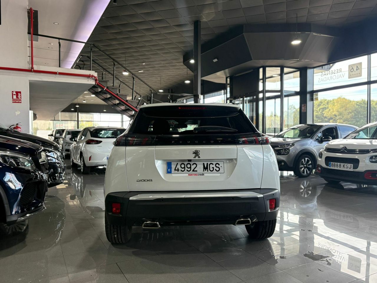 Peugeot 2008 ALLURE PACK PURETECH 130 S&S 6 VEL. MAN TAPICERÍA COZY NEGRO CON PESPUNTES EN AZUL - Foto 2