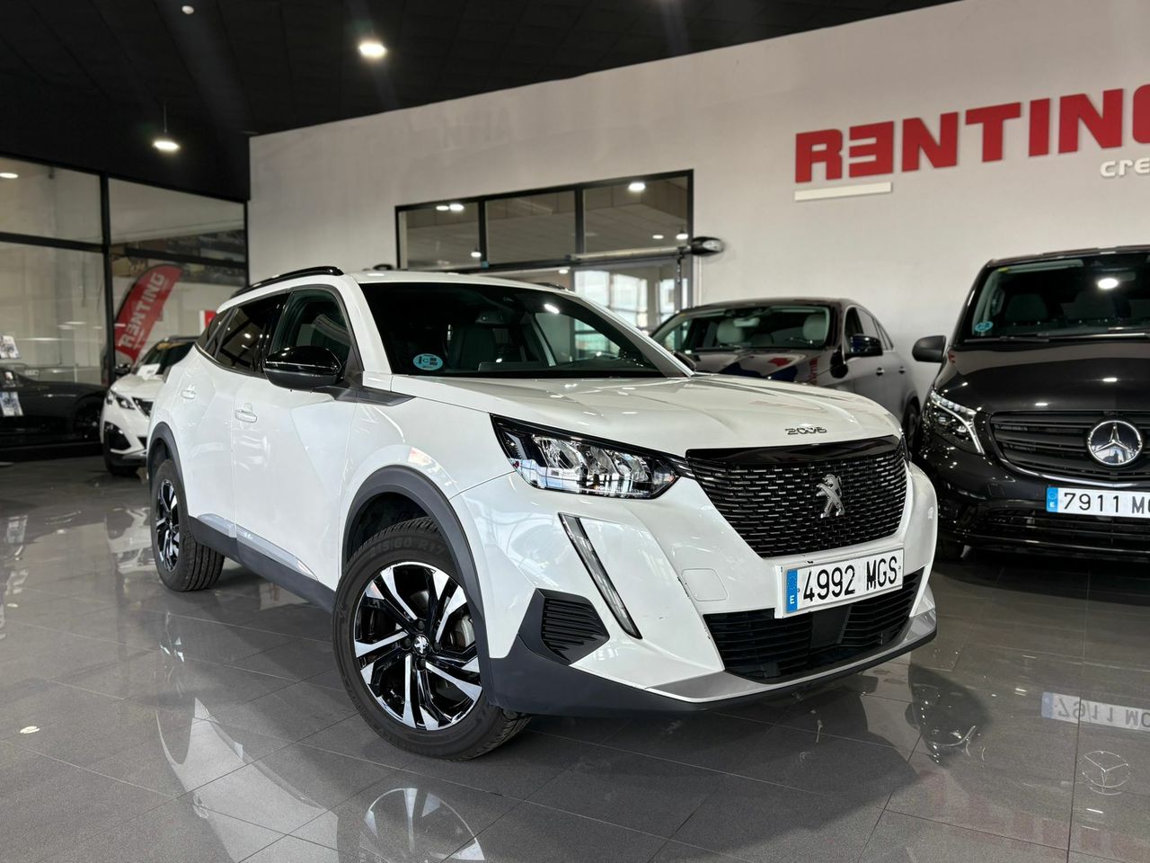 Peugeot 2008 ALLURE PACK PURETECH 130 S&S 6 VEL. MAN TAPICERÍA COZY NEGRO CON PESPUNTES EN AZUL - Foto 2