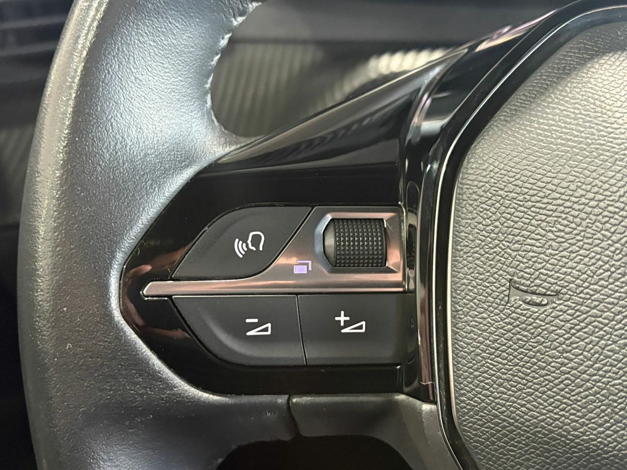 Peugeot 2008 ALLURE PACK PURETECH 130 S&S 6 VEL. MAN TAPICERÍA COZY NEGRO CON PESPUNTES EN AZUL - Foto 2