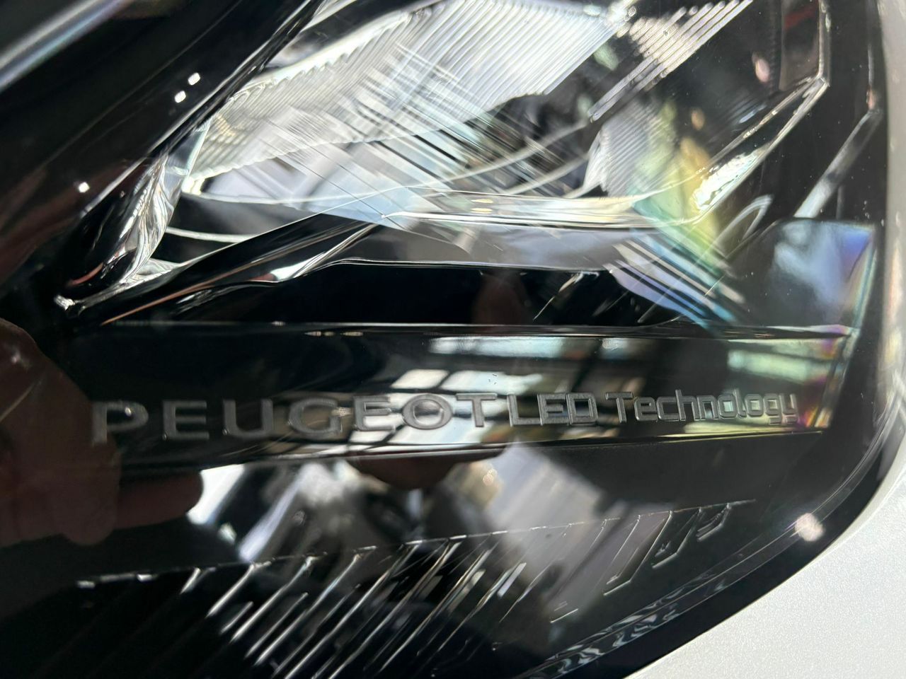 Peugeot 2008 ALLURE PACK PURETECH 130 S&S 6 VEL. MAN TAPICERÍA COZY NEGRO CON PESPUNTES EN AZUL - Foto 2