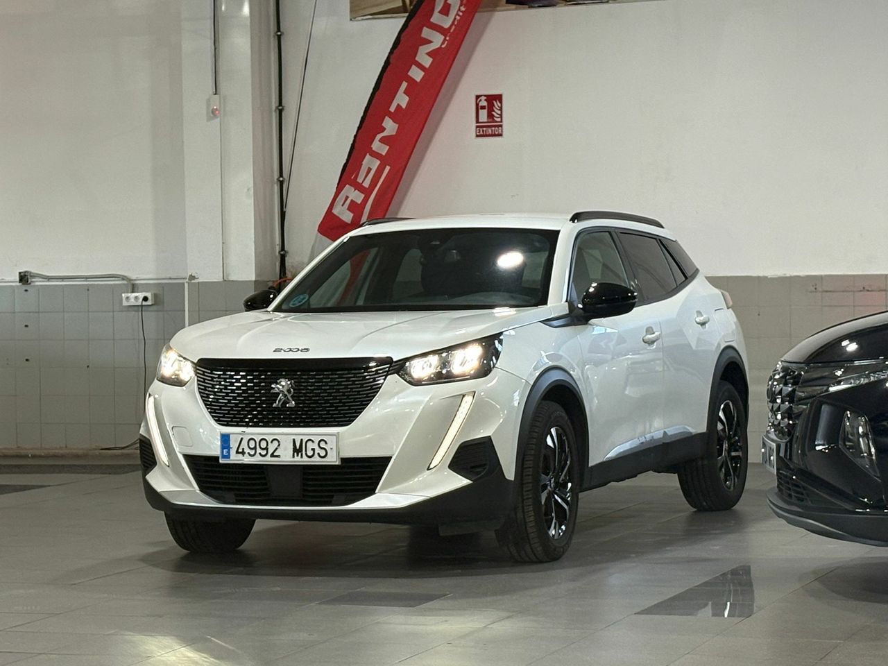 Peugeot 2008 ALLURE PACK PURETECH 130 S&S 6 VEL. MAN TAPICERÍA COZY NEGRO CON PESPUNTES EN AZUL - Foto 2