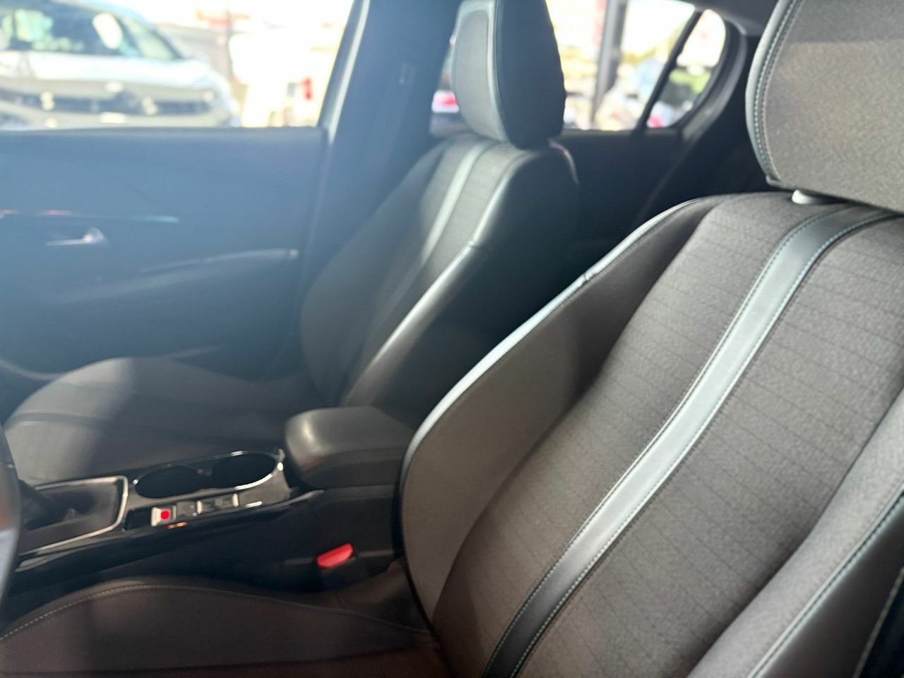 Peugeot 208 ALLURE	73KW (100CV) TAPICERÍA COZY GRIS MÓDENA CON PESPUNTES MENTOLADOS - Foto 2