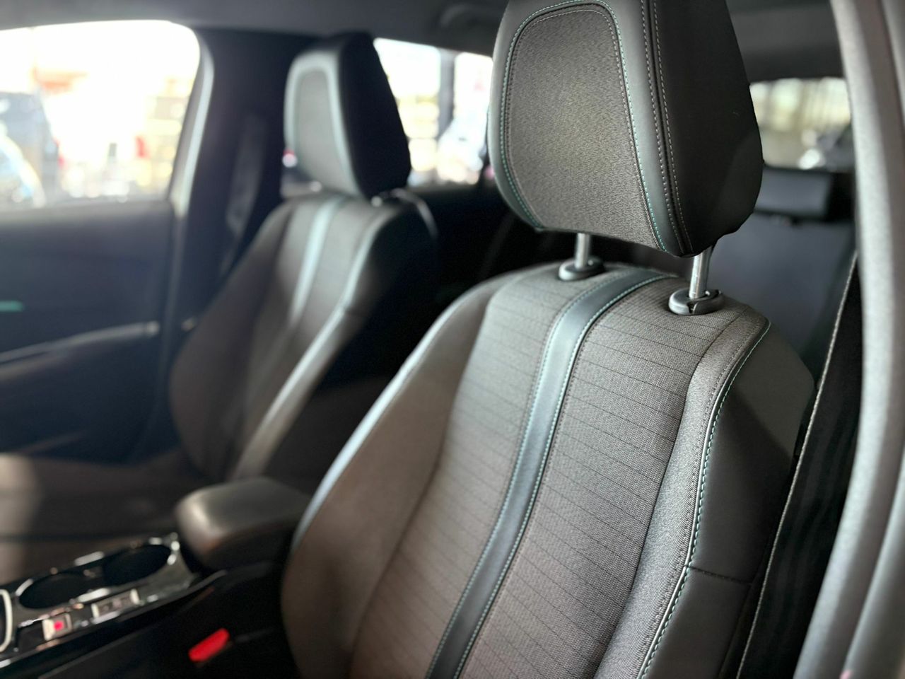 Peugeot 208 ALLURE	73KW (100CV) TAPICERÍA COZY GRIS MÓDENA CON PESPUNTES MENTOLADOS - Foto 2