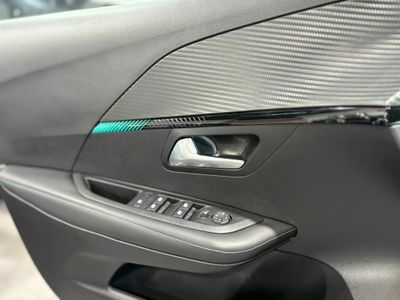 Peugeot 208 ALLURE	73KW (100CV) TAPICERÍA COZY GRIS MÓDENA CON PESPUNTES MENTOLADOS
