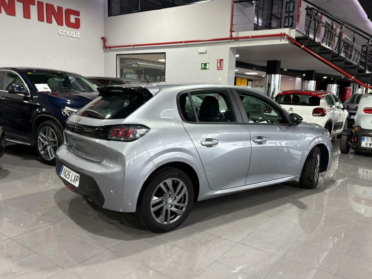 Peugeot 208 ALLURE	73KW (100CV) TAPICERÍA COZY GRIS MÓDENA CON PESPUNTES MENTOLADOS - Foto 2