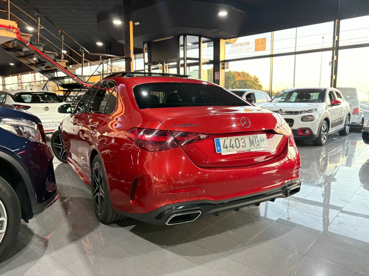 Mercedes Clase C C 200 D AMG Line Premium Plus ROJO PATAGONIA METALIZADO (DESIGNO - Foto 2