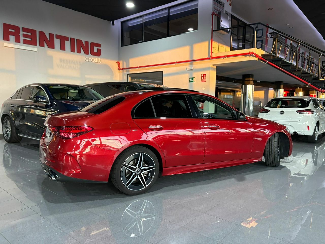 Mercedes Clase C C 200 D AMG Line Premium Plus ROJO PATAGONIA METALIZADO (DESIGNO - Foto 2