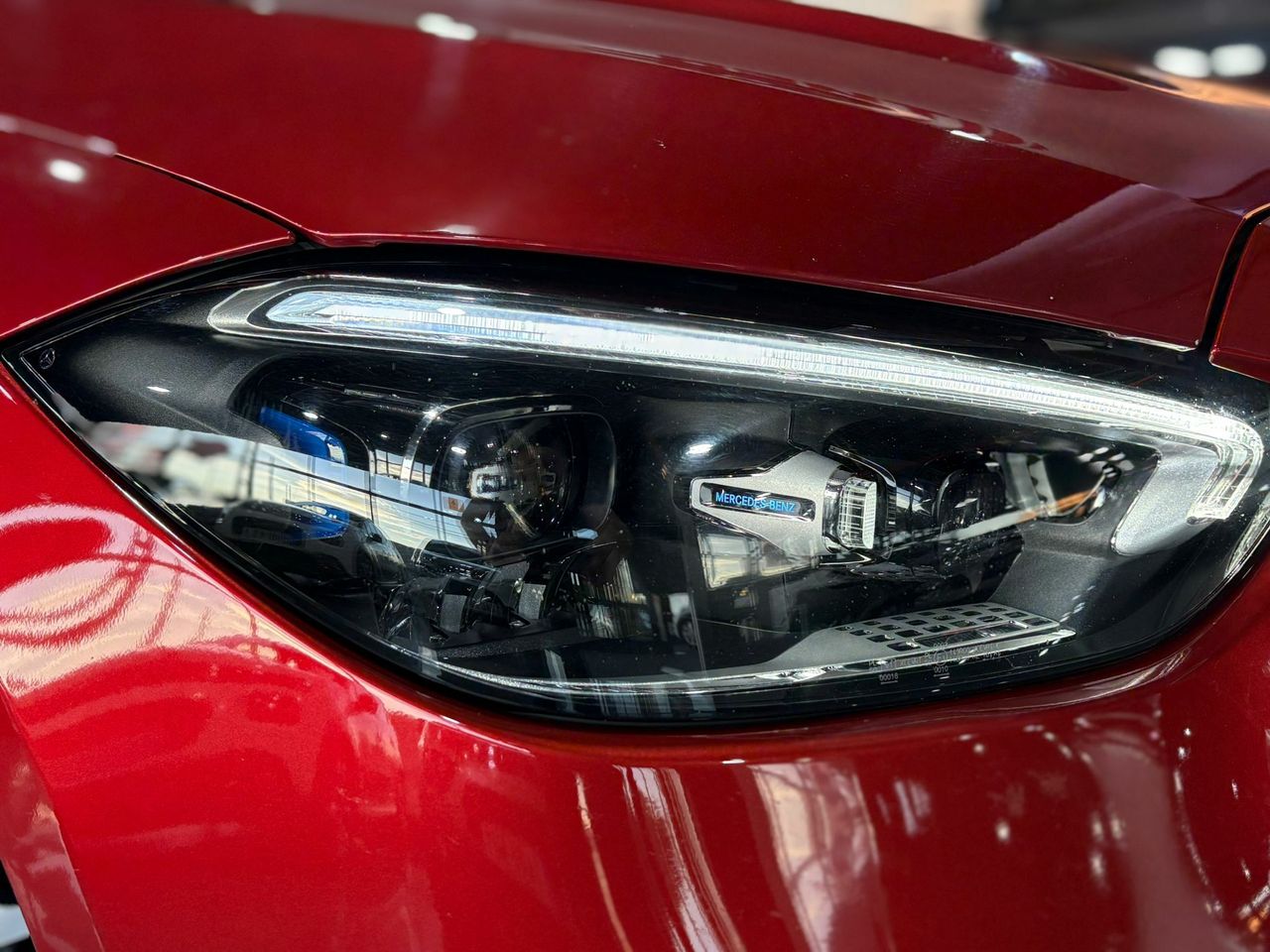 Mercedes Clase C C 200 D AMG Line Premium Plus ROJO PATAGONIA METALIZADO (DESIGNO - Foto 2