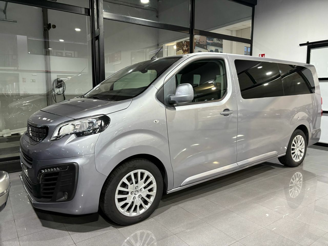 Peugeot Traveller Active 2.0 BlueHDi aut.  130KW EAT8 Long  - Foto 2
