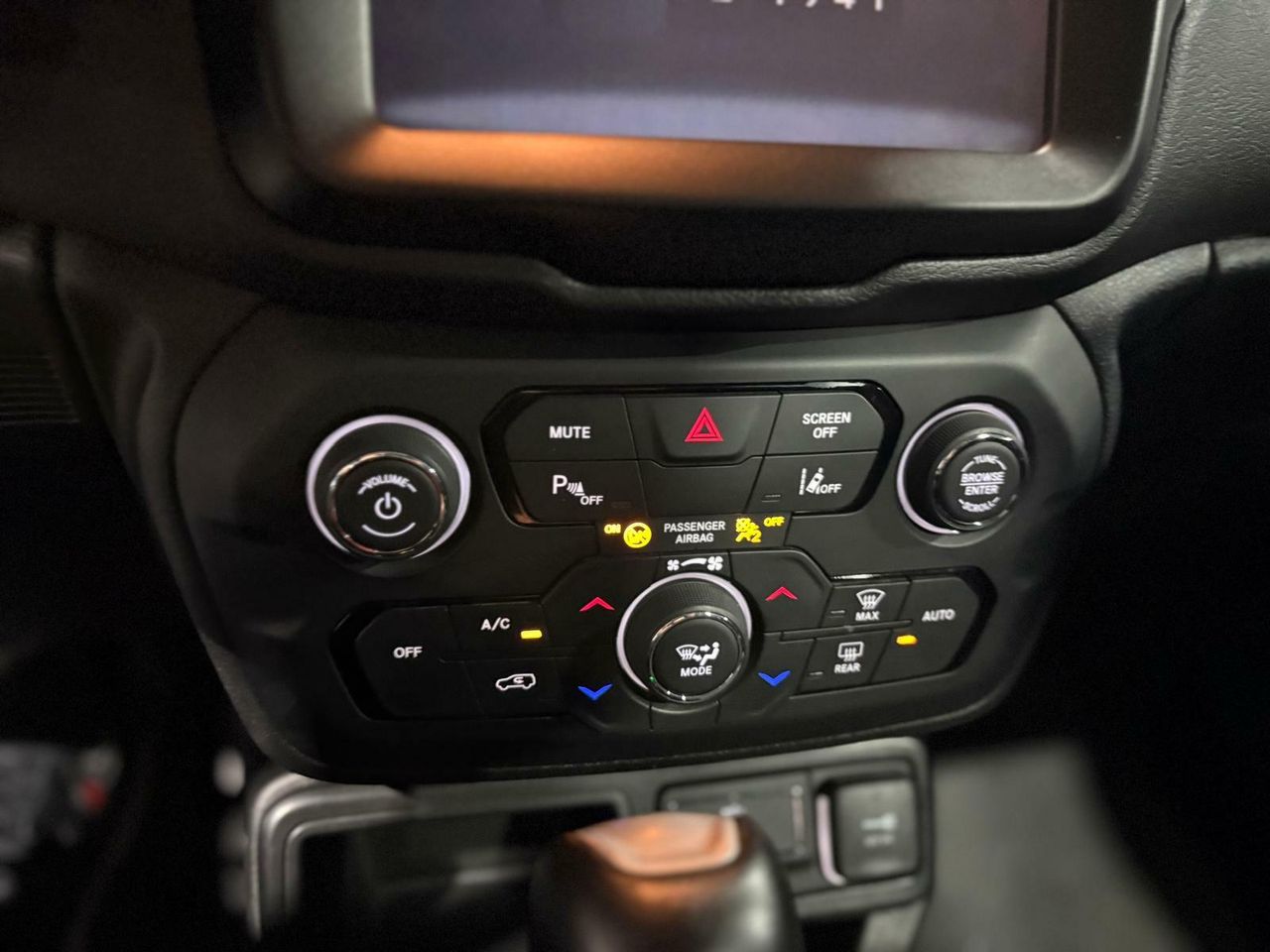 Jeep Renegade EHYBRID 1.5 96KW(130CV) LIMITED ATX GRAPHITE GREY (METALIZADO)	TELA NEGRO - Foto 2