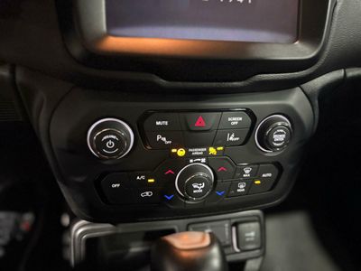 Jeep Renegade EHYBRID 1.5 96KW(130CV) LIMITED ATX GRAPHITE GREY (METALIZADO)	TELA NEGRO