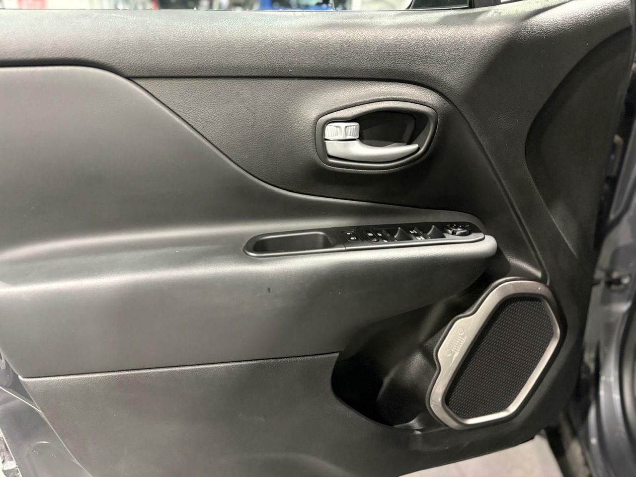 Jeep Renegade EHYBRID 1.5 96KW(130CV) LIMITED ATX GRAPHITE GREY (METALIZADO)	TELA NEGRO - Foto 2