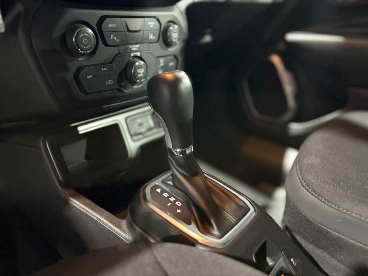 Jeep Renegade EHYBRID 1.5 96KW(130CV) LIMITED ATX GRAPHITE GREY (METALIZADO)	TELA NEGRO - Foto 2