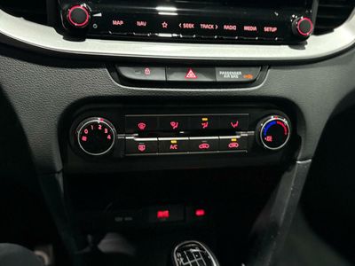 Kia XCeed 1.0 T-GDI BUSINESS 74KW 100CV BLACK PEARL (METALIZADO)	TELA NEGRA