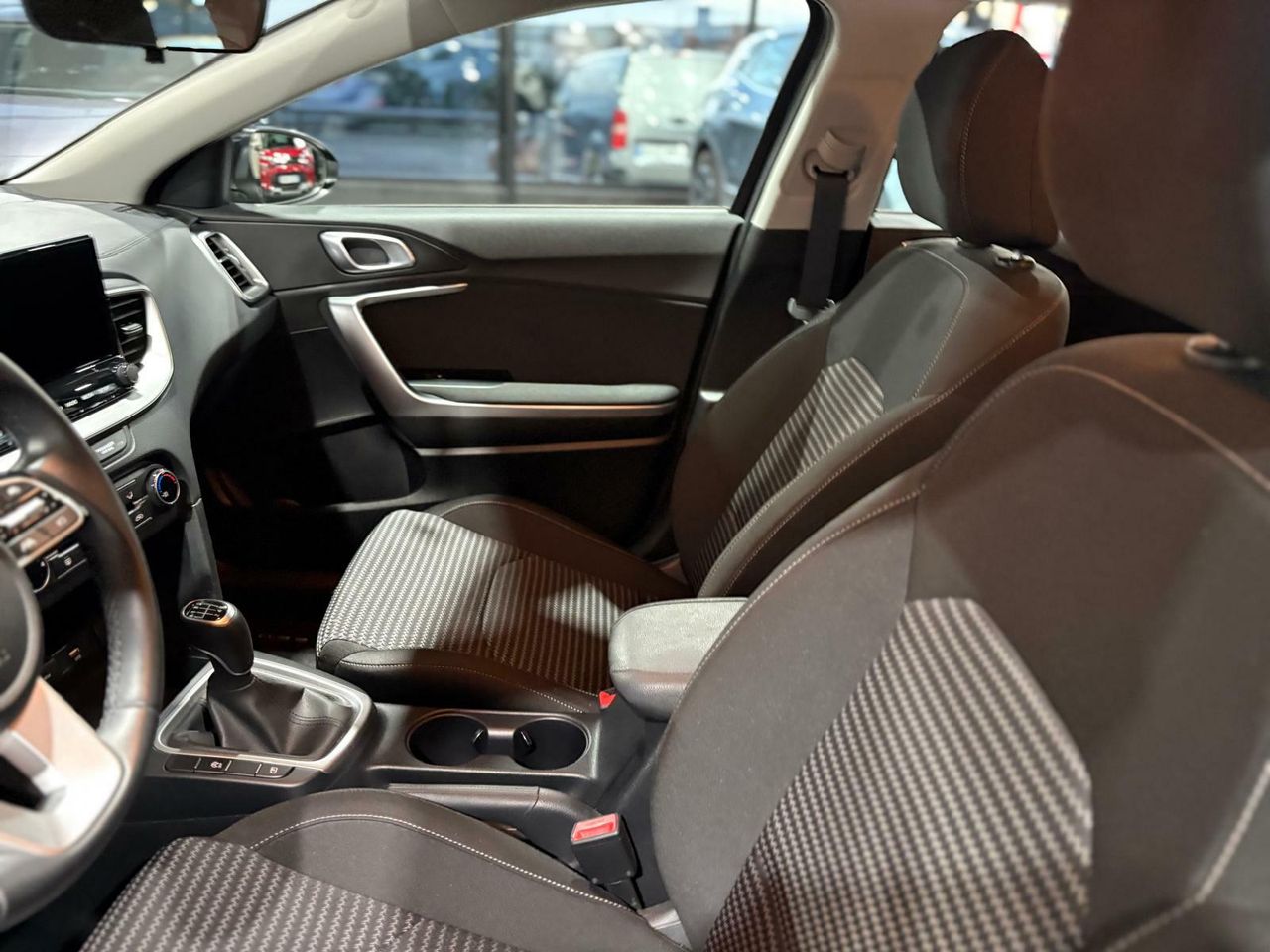 Kia XCeed 1.0 T-GDI BUSINESS 74KW 100CV BLACK PEARL (METALIZADO)	TELA NEGRA - Foto 2