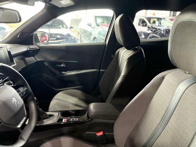 Peugeot 2008 ALLURE PACK PURETECH 130 S&S 6 VEL. MAN TAPICERÍA COZY NEGRO CON PESPUNTES EN AZUL