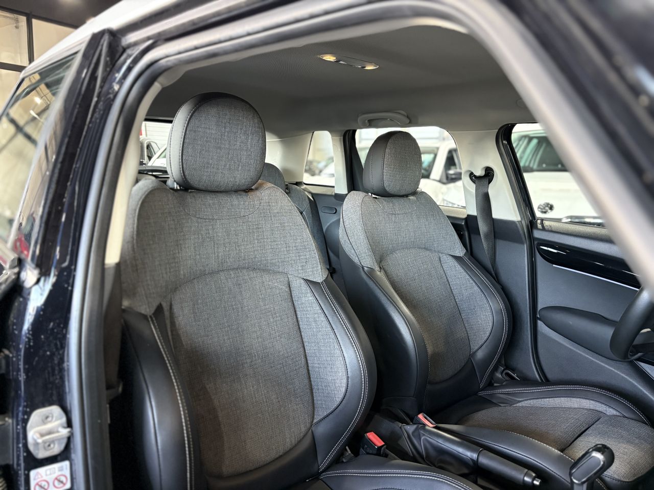 MINI Cooper COOPER 5 PUERTAS ENIGMATIC BLACK METALIZADA	TELA FIREWORK CARBON BLACK - Foto 2