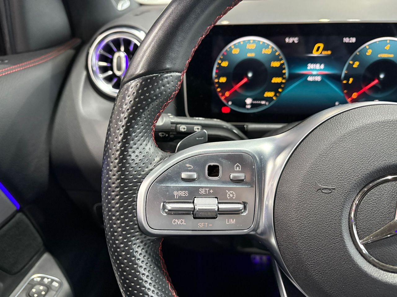 Mercedes GLA 200 AMG 7-G-DCT GRIS SELENITA - Foto 2