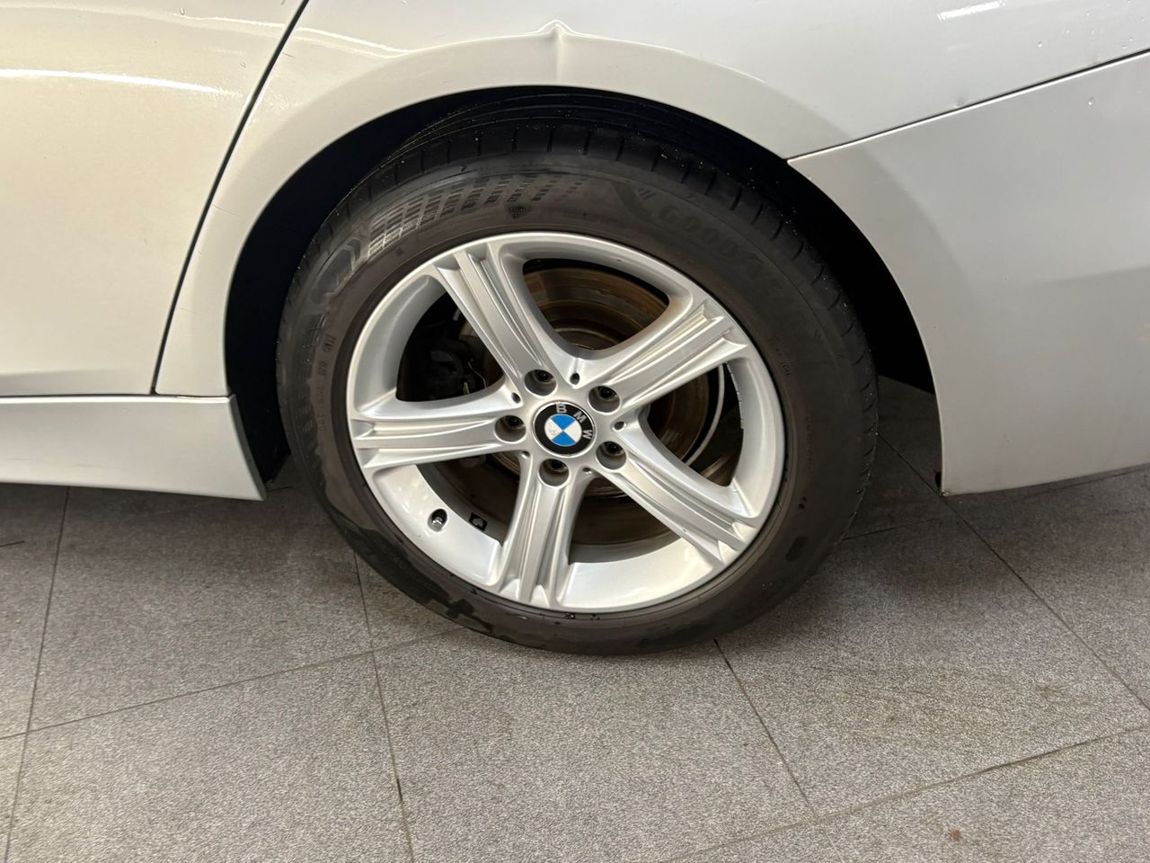 BMW Serie 3 318d TOURING  - Foto 2