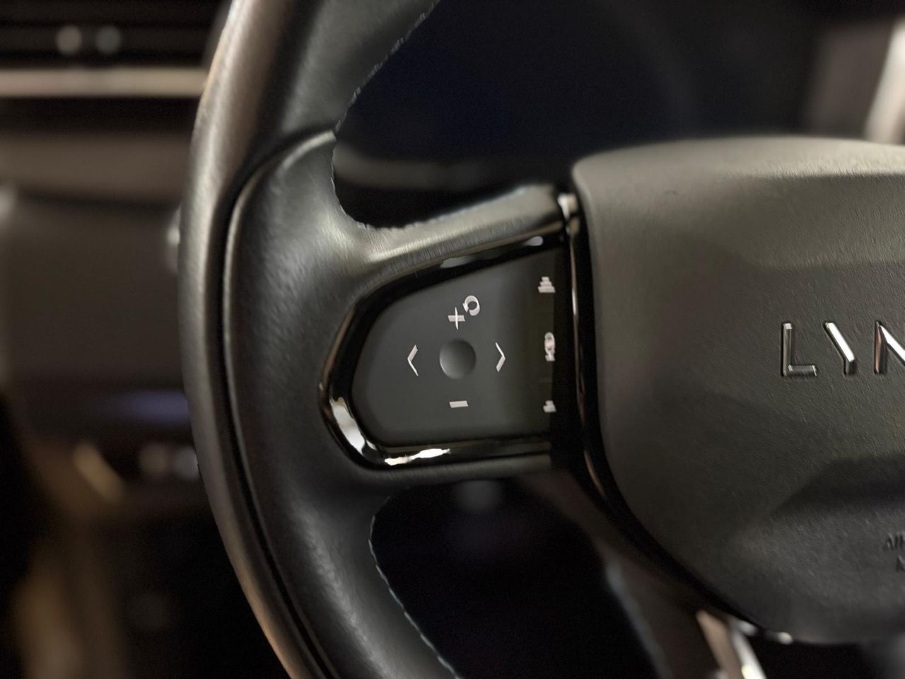 Lynk & Co 01 BASE	1.5 PHEV PINTURA METALIZADA NEGRA	TAPICERÍA NEGRA Y AZUL - Foto 2