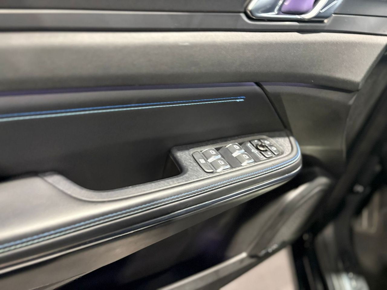 Lynk & Co 01 BASE	1.5 PHEV PINTURA METALIZADA NEGRA	TAPICERÍA NEGRA Y AZUL - Foto 2