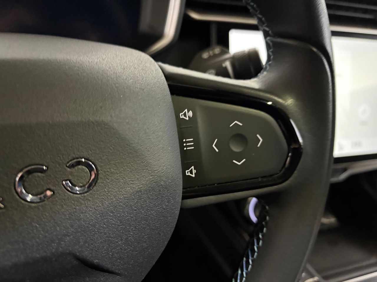 Lynk & Co 01 BASE	1.5 PHEV PINTURA METALIZADA NEGRA	TAPICERÍA NEGRA Y AZUL - Foto 2