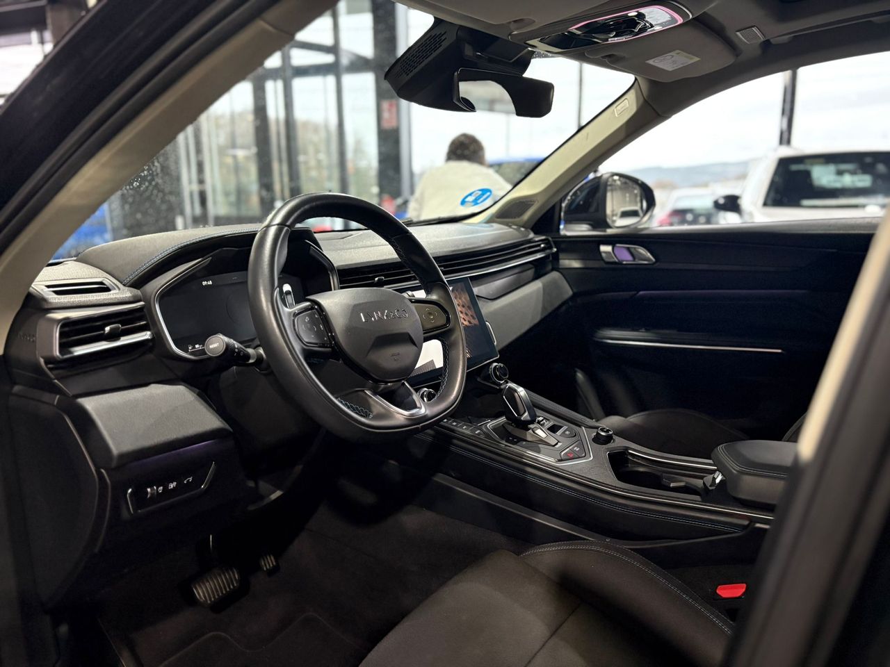 Lynk & Co 01 BASE	1.5 PHEV PINTURA METALIZADA NEGRA	TAPICERÍA NEGRA Y AZUL - Foto 2