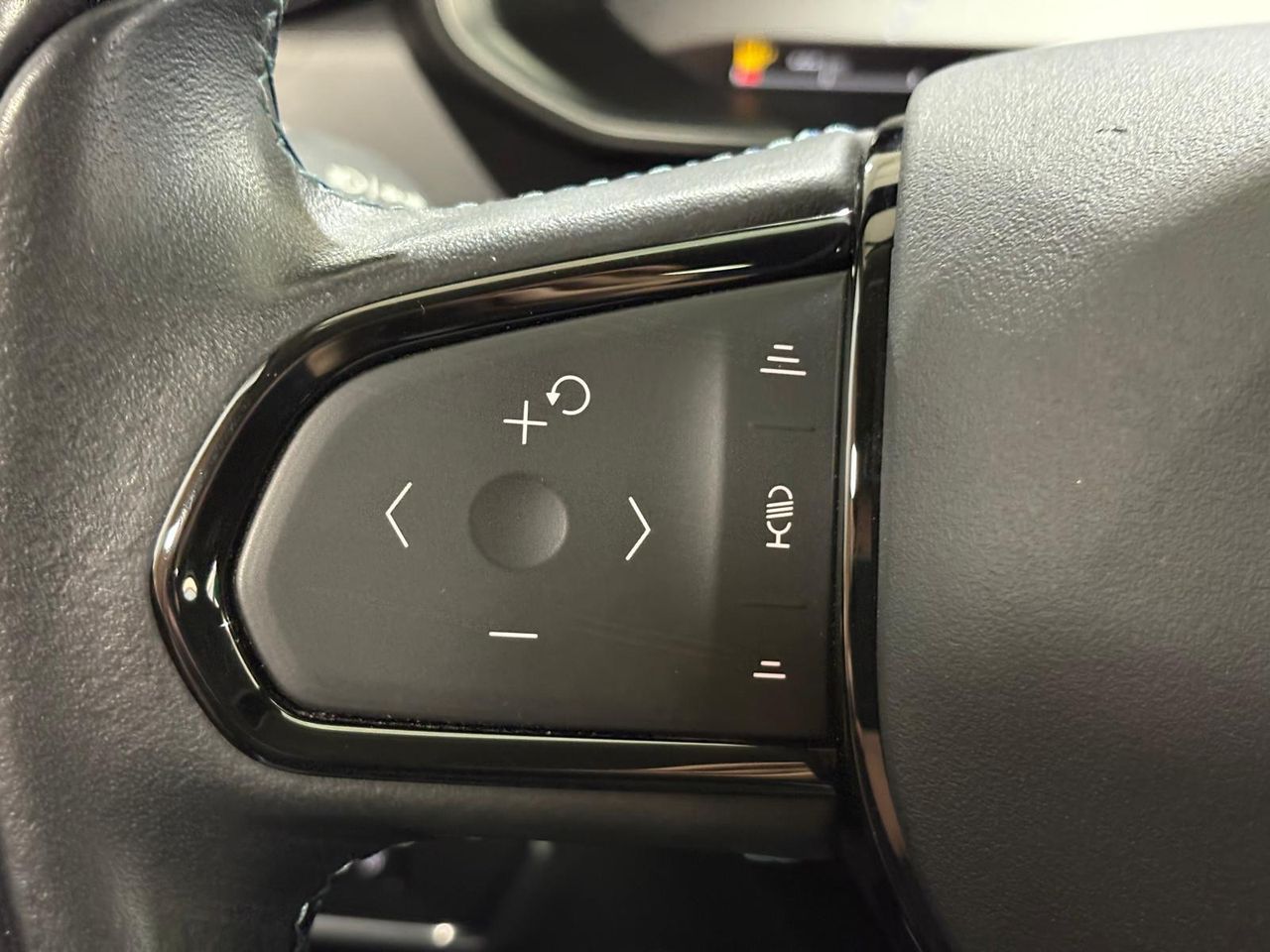 Lynk & Co 01 BASE	1.5 PHEV PINTURA METALIZADA NEGRA	TAPICERÍA NEGRA Y AZUL - Foto 2