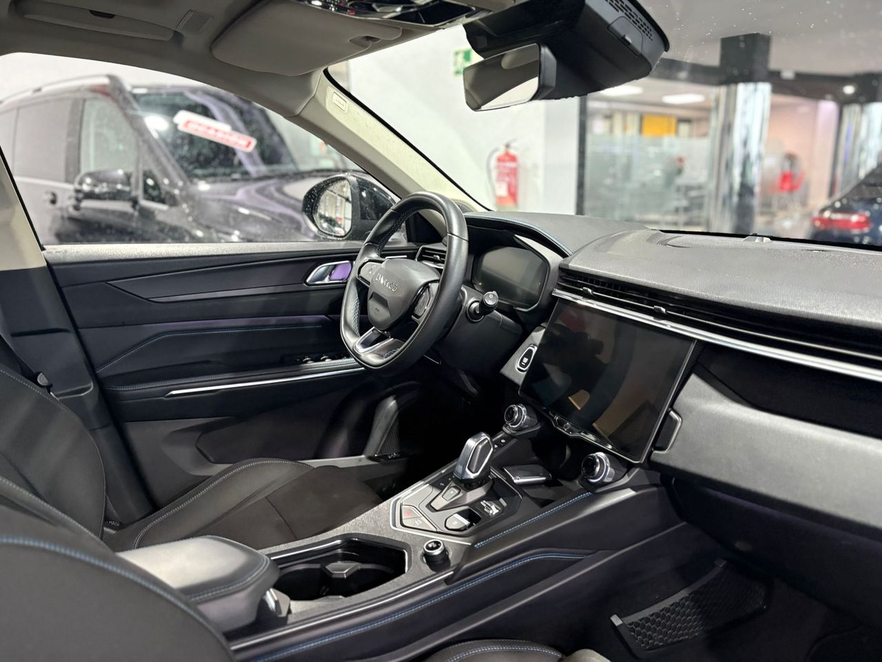 Lynk & Co 01 BASE	1.5 PHEV PINTURA METALIZADA NEGRA	TAPICERÍA NEGRA Y AZUL - Foto 2