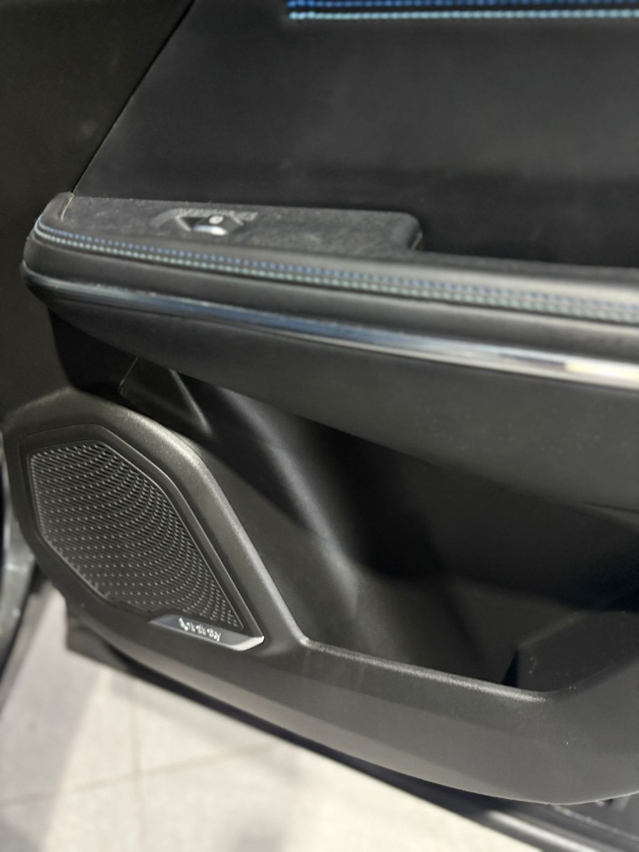 Lynk & Co 01 BASE	1.5 PHEV PINTURA METALIZADA NEGRA	TAPICERÍA NEGRA Y AZUL - Foto 2