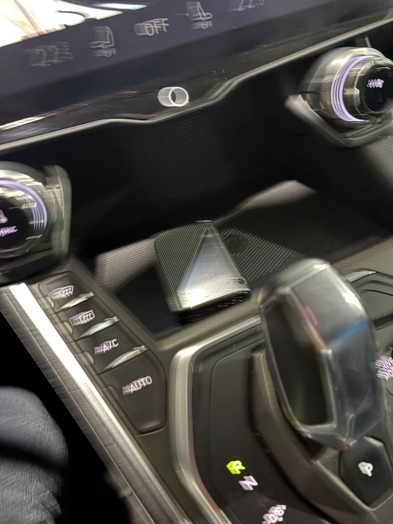 Lynk & Co 01 BASE	1.5 PHEV PINTURA METALIZADA NEGRA	TAPICERÍA NEGRA Y AZUL - Foto 2