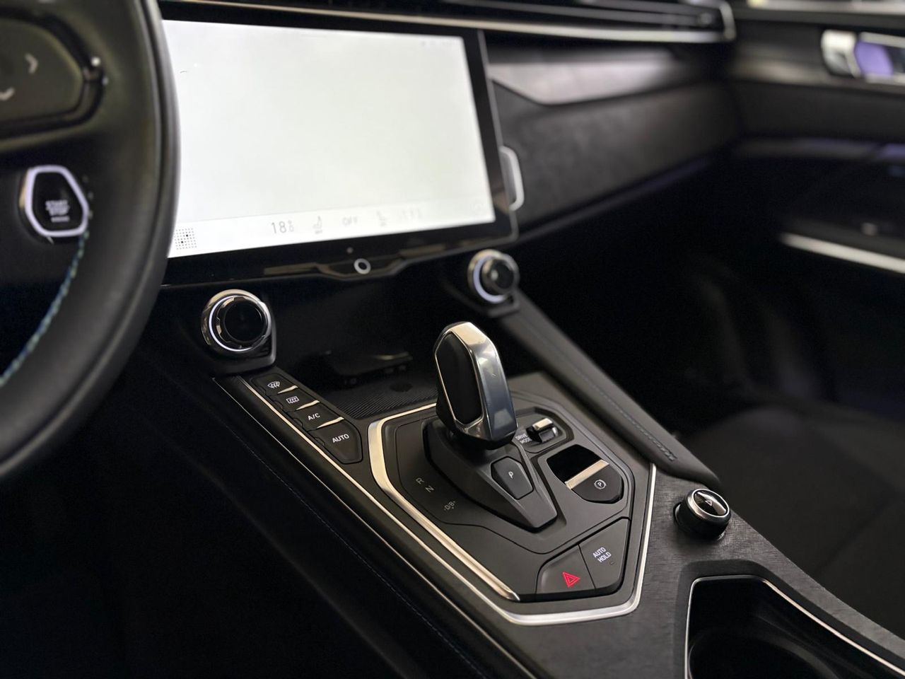 Lynk & Co 01 BASE	1.5 PHEV PINTURA METALIZADA NEGRA	TAPICERÍA NEGRA Y AZUL - Foto 2