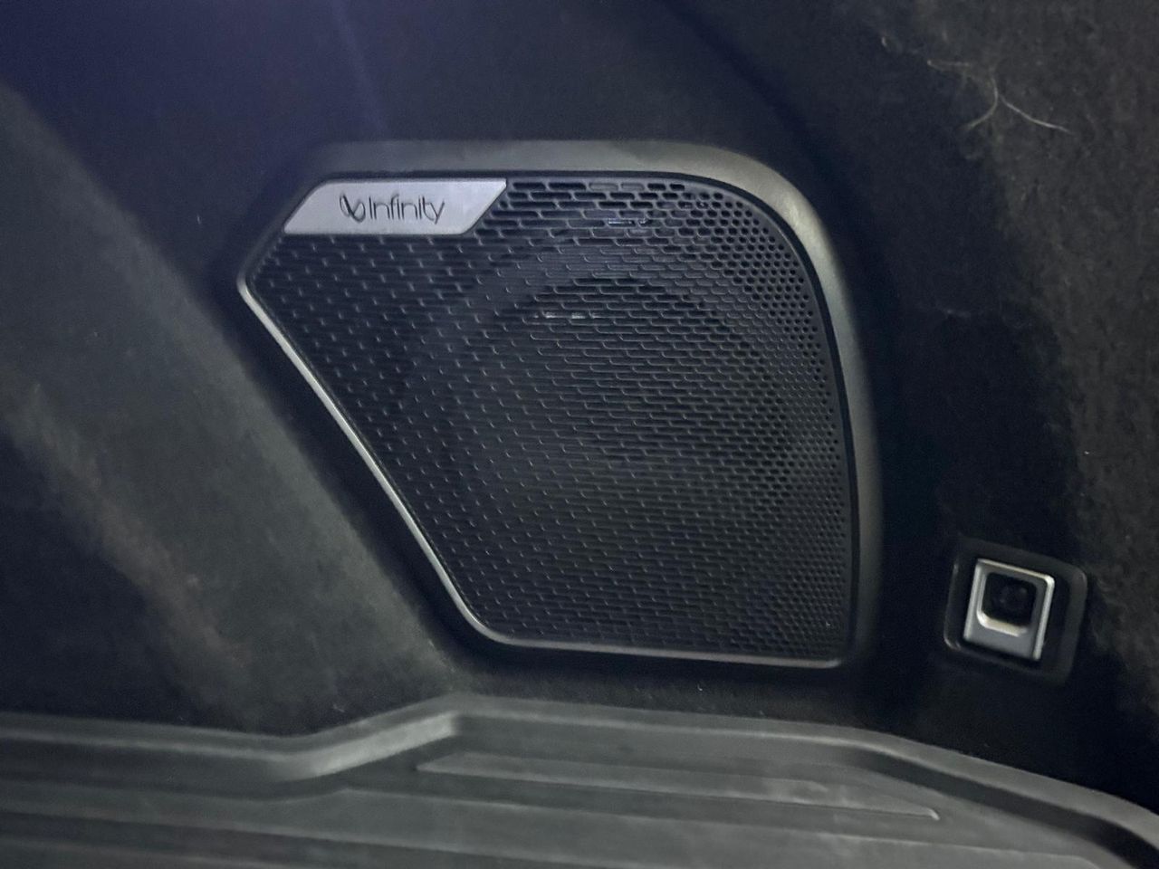 Lynk & Co 01 BASE	1.5 PHEV PINTURA METALIZADA NEGRA	TAPICERÍA NEGRA Y AZUL - Foto 2