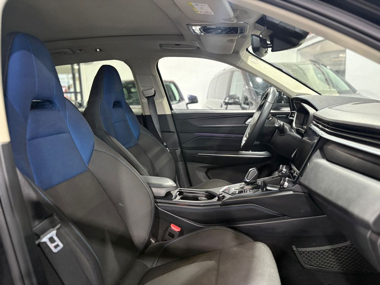 Lynk & Co 01 BASE	1.5 PHEV PINTURA METALIZADA NEGRA	TAPICERÍA NEGRA Y AZUL - Foto 2