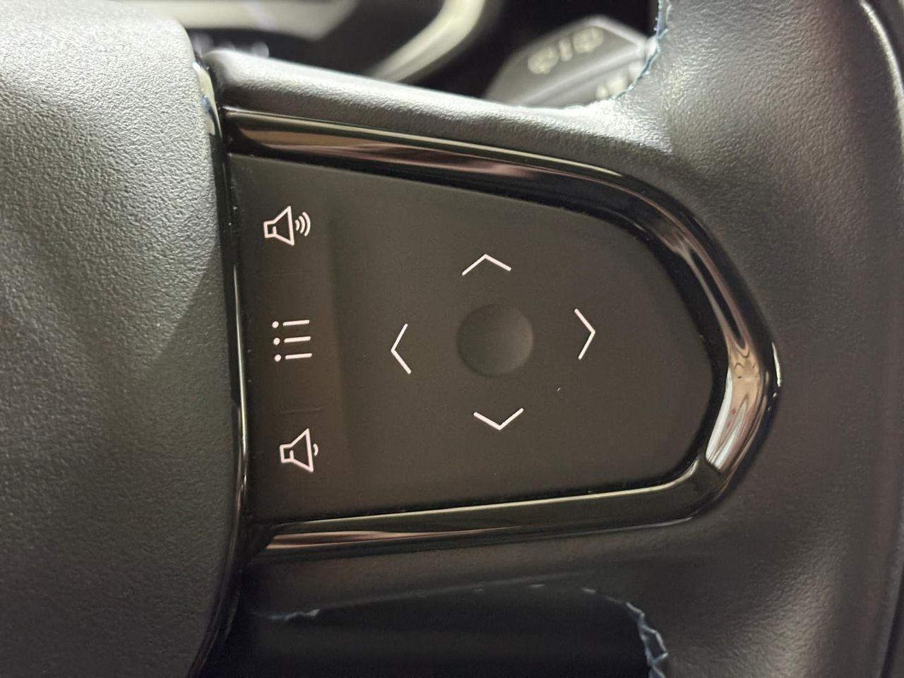 Lynk & Co 01 BASE	1.5 PHEV PINTURA METALIZADA NEGRA	TAPICERÍA NEGRA Y AZUL - Foto 2